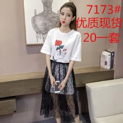 7173 print short sleeve t-shirt with high waist lace skirt