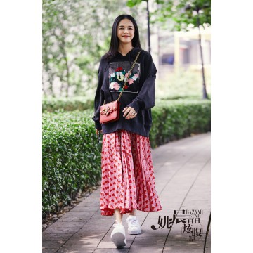 9075 black loose hooded sweater with red peach heart skirt